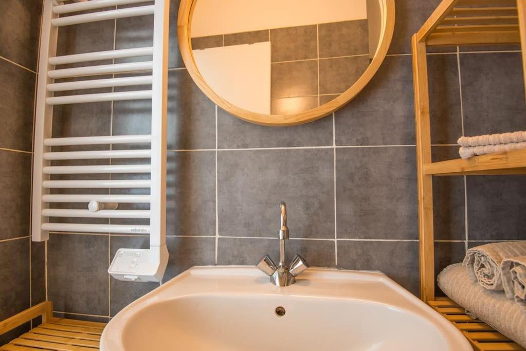 Le Petit Cosy Apartment อองเชร์ ภายนอก รูปภาพ